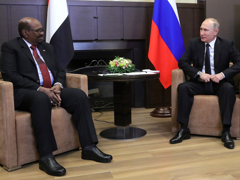 Президент Судана Омар Башир, который обвиняется Международным уголовным судом (МУС) в геноциде, во время первого визита в Россию попросил у Владимира Путина защиты "от агрессивных действий США"
