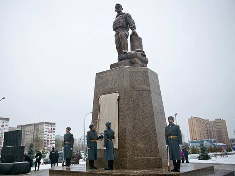 В Оренбурге 4 ноября открыли памятник Герою России Александру Прохоренко, который погиб в марте 2016 года в районе сирийской Пальмиры, вызвав огонь на себя



