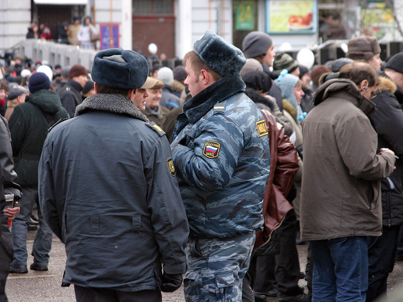 В России к 2017 году число граждан, положительно оценивающих работу полиции, превысило количество тех, кто ей недоволен. Впрочем, почти половина россиян при этом отмечает различные недостатки в работе полицейских - от хамства до противоправности

