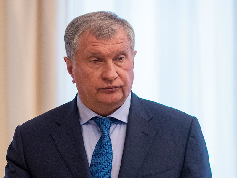 Глава "Роснефти" Игорь Сечин пообещал явиться в суд и дать показания по делу против бывшего министра экономики Алексея Улюкаева