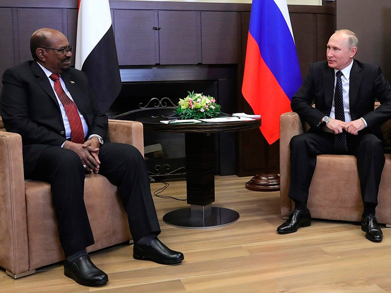 Президент Судана обсудил с Путиным и Шойгу создание военной базы и покупку оружия


