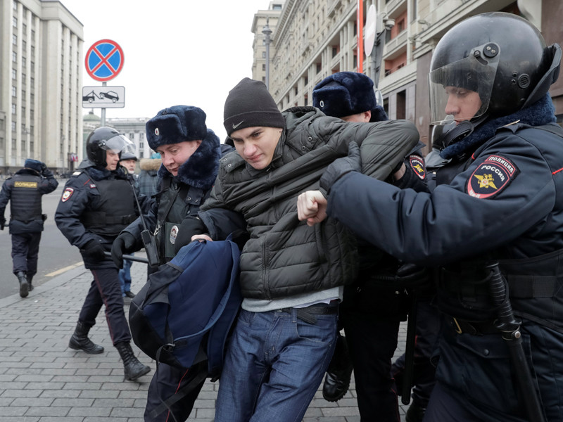 В Москве более 100 задержанных за несанкционированные акции остались в полиции на ночь