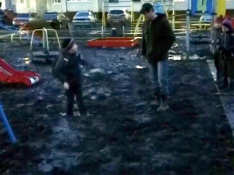 В городе Цивильске Чувашской республики ребенка засосало в грязь на детской площадке