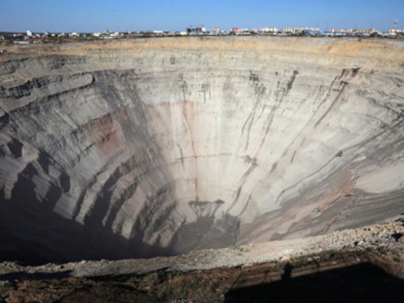 В компании "Алроса" наказали виновных в аварии на алмазном руднике "Мир" в городе Мирный (Якутия), произошедшей несколько месяцев назад - в начале августа текущего года