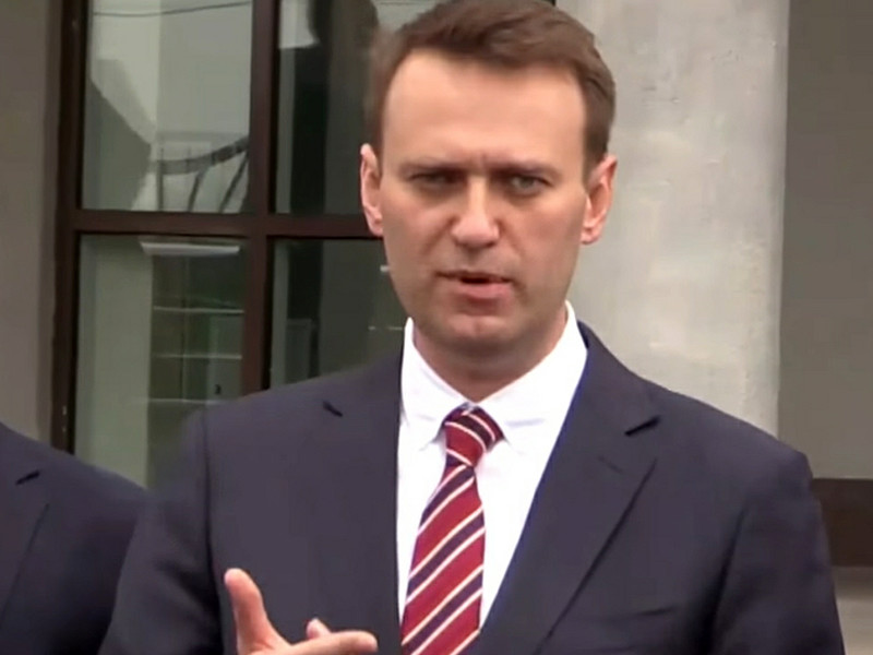Оппозиционный политик Алексей Навальный на своем сайте объявил о прекращении проведения встреч с избирателями в виде согласованных митингов, так как это, по его словам, более невозможно из-за того, что местные власти не дают на них разрешений