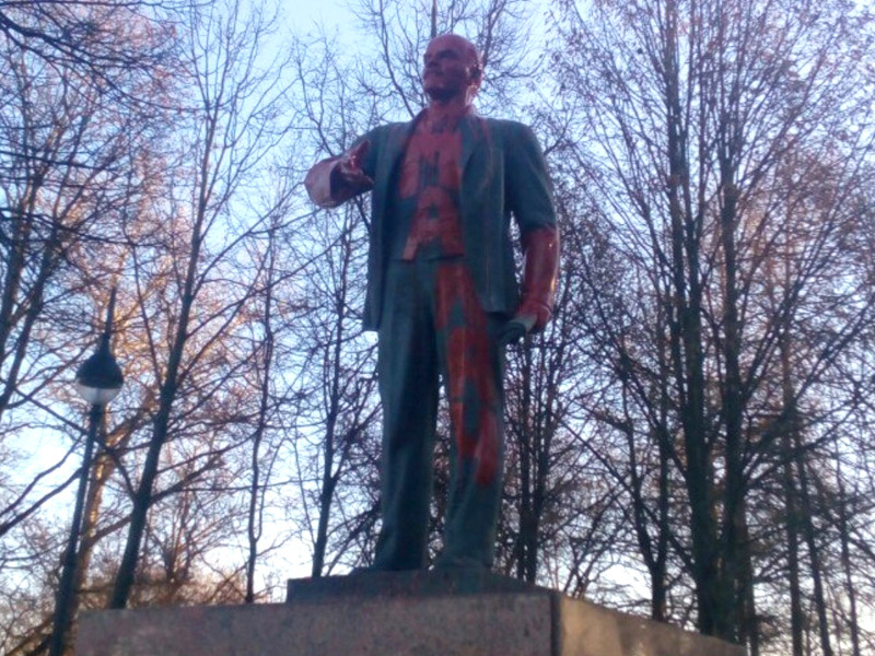 В 100-летнюю годовщину Октябрьской революции памятник Ленину под Петербургом облили красной краской