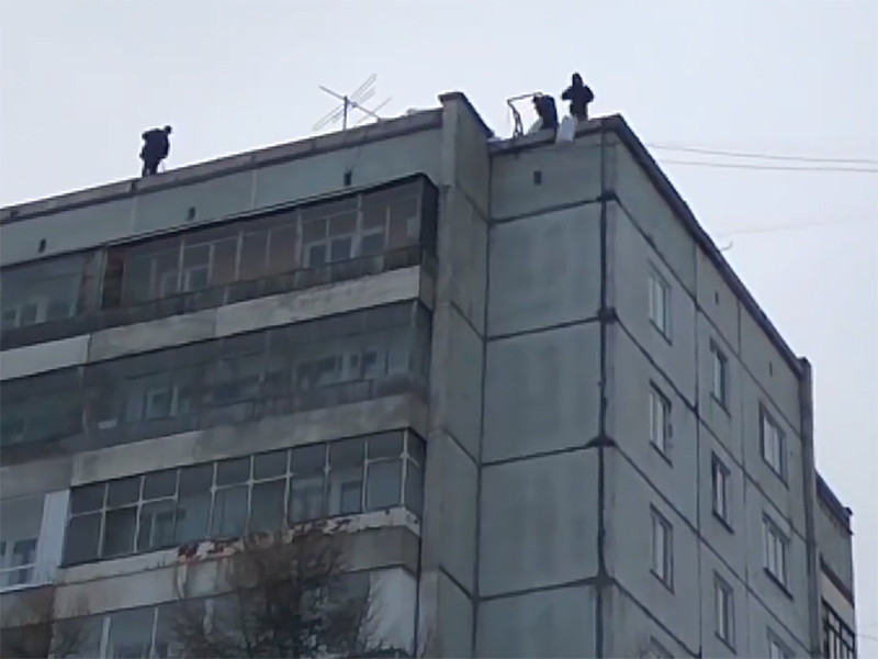 "Дешево и сердито": в Красноярске рабочие сбрасывали мусор в грузовик с крыши высотки