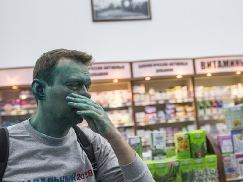 Оппозиционер Алексей Навальный отправил жалобу в прокуратуру с требованием проверить сотрудников центра "Э" МВД РФ на причастность к нападению на него 27 апреля, когда неизвестные облили его зеленкой