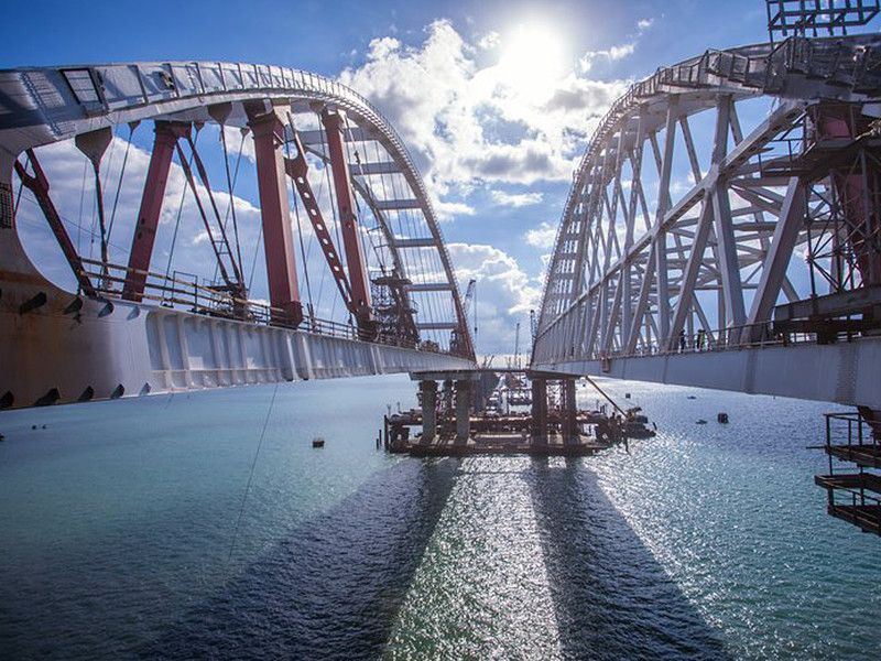 Крым и Тамань будут полностью соединены пролетными строениями в автомобильной части Крымского моста до конца 2017 года
