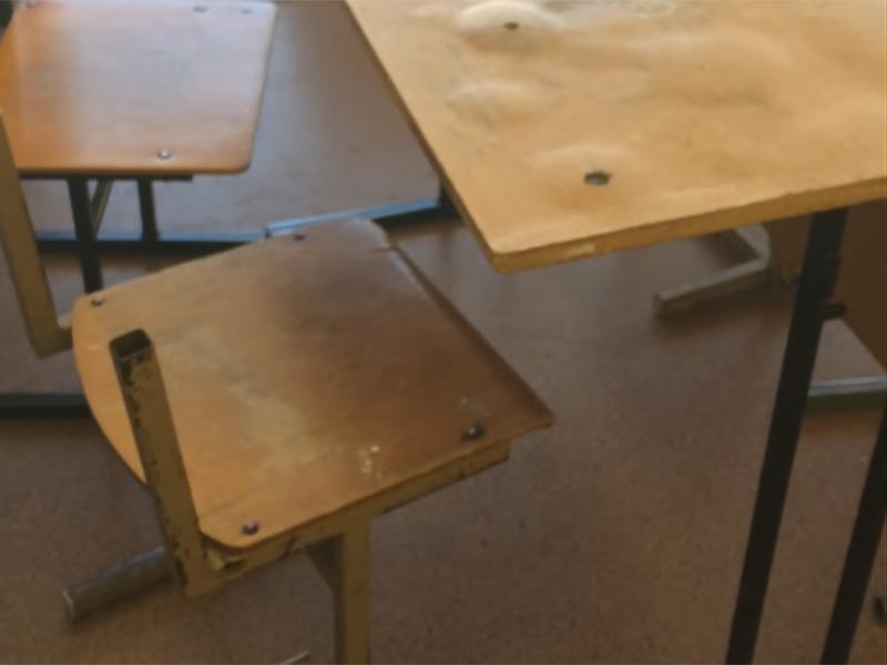 В Сочи уволили учительницу, опубликовавшую видео о "драных стульях" в школьном кабинете
