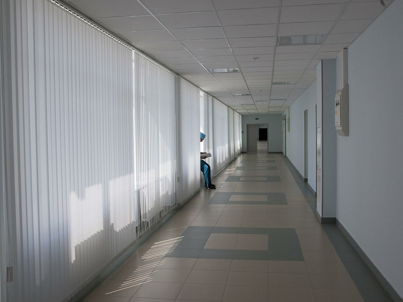 Минздрав, СК и прокуратура расследуют инцидент в больнице Свердловской области, где труп мужчины двое суток лежал под лестницей 
