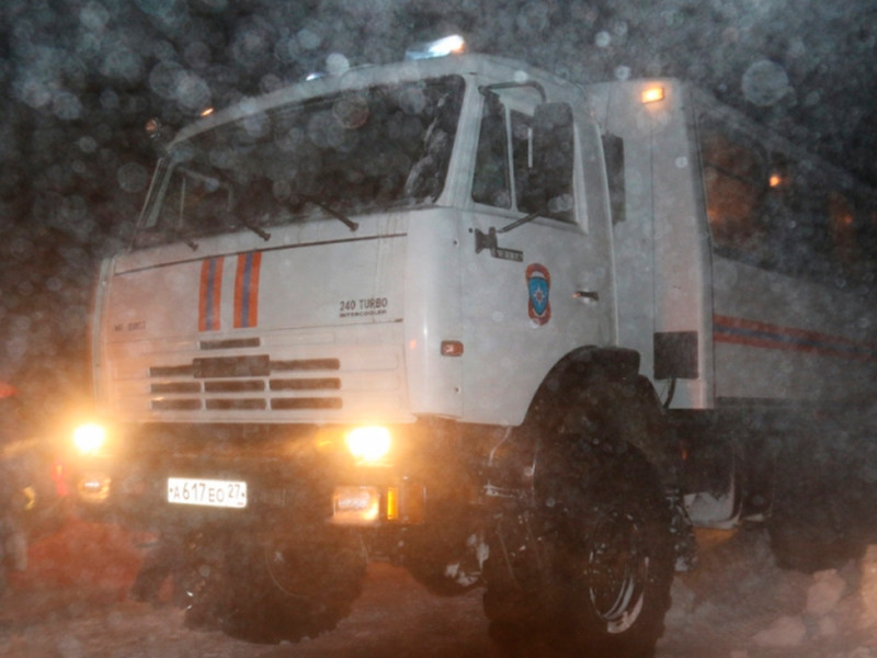 На Сахалине спасатели выкопали из снега 60 машин с людьми, проигнорировавшими предупреждения о циклоне