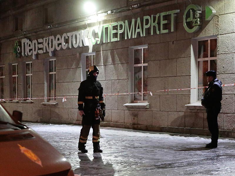 В супермаркете "Перекресток" в Петербурге прогремел взрыв, есть пострадавшие
