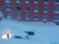 На Сахалине продолжающийся мощный снежный циклон стал причиной несчастного случая: в городе Шахтерске ураганный ветер снес с балкона пожилую женщину
