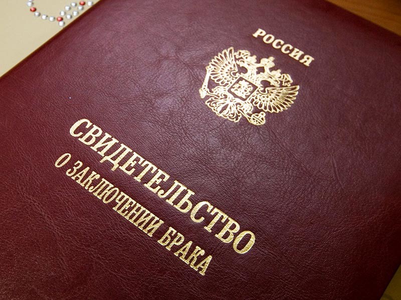 Жительнице Ростовской области грозит обвинение в мошенничестве из-за брака со своим отцом

