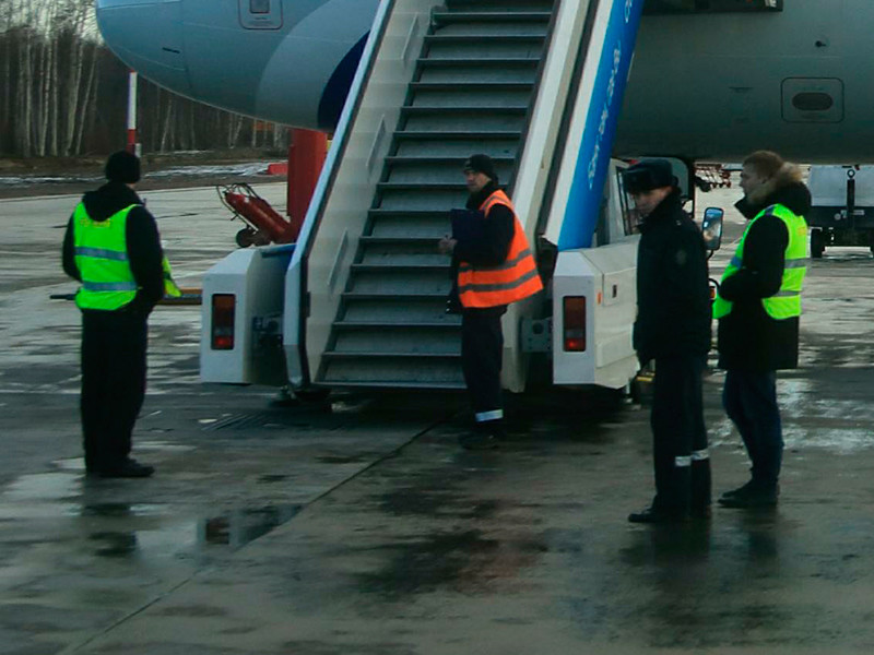 Опора площадки трапа в петербургском аэропорту Пулково, в результате падения которой в сентябре погиб ребенок и пострадала женщина, была самодельным аналогом и не соответствовала требованиям безопасности