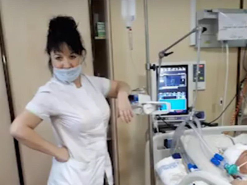 Сахалинский Минздрав проверяет медсестру, которая в одной из больниц устроила "фотосессию", на фоне тяжелобольных пациентов и унизительно высказывалась о них и о своих коллегах
