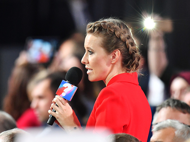 Еще перед началом пресс-конференции Ксения Собчак заявила, что сожалеет, что вместо предвыборных дебатов вынуждена общаться с президентом как журналист