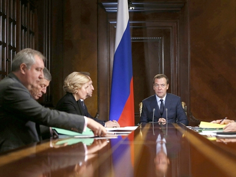 Премьер-министр РФ Дмитрий Медведев поручил проанализировать доклад Роскосмоса о причинах аварии ракеты-носителя "Союз-2.1б" при запуске с "Восточного", а также наказать виновных в неудаче