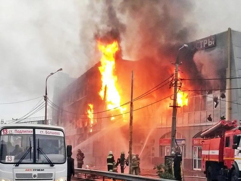 В Оренбурге в субботу сгорел торговый центр "Мега мир", который горожане называют "вьетнамским рынком". Здание горело по всей площади в 1500 кв. м, у него частично обрушилась кровля. Жертв не было, пожарные успели вывести наружу около 40 человек

