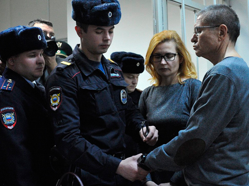 Процесс слушался в Замоскворецком суда Москвы. В итоге суд признал Улюкаева виновным, но смягчил наказание, приговорив экс-министра к 8 годам колонии строгого режима

