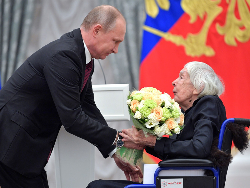 Путин вручил государственную премию правозащитнице Людмиле Алексеевой
