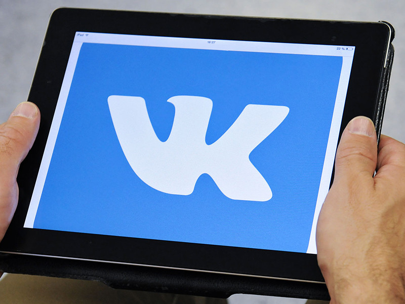 При переписке в соцсети "ВКонтакте" социальным педагогом было направлено нецензурное выражение в группу учащихся. В судебном заседании истец пояснила, что сообщение с нецензурным выражением было направлено в группу учащихся по ошибке