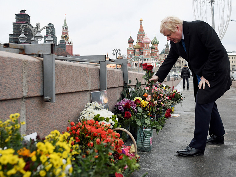 Глава МИД Великобритании Борис Джонсон во время своего визита в Москву возложил цветы на месте убийства оппозиционного политика Бориса Немцова на Большом Москворецком мосту
