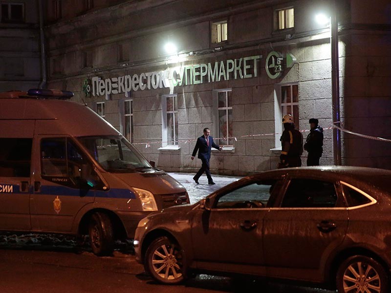Руководитель главного следственного управления СК по Санкт-Петербургу Александр Клаус заявил, что в результате взрыва самодельного устройства в магазине "Перекресток" в Калининском районе города были госпитализированы 10 человек. По его словам, жизням пострадавших ничего не угрожает


