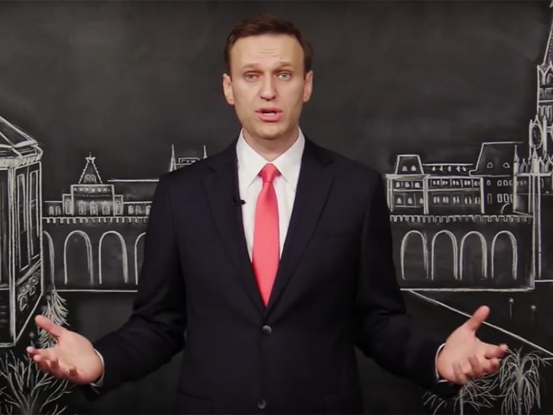 Политик Алексей Навальный, которого в заключительные дни 2017 года не допустили до участия в выборах президента, одновременно с главой государства Владимиром Путиным выпустил свое обращение к россиянам