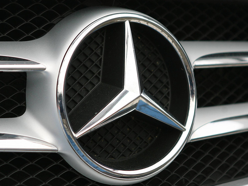 В Башкирии уволили борца с коррупцией, подарившего любимой роскошный белый Mercedes