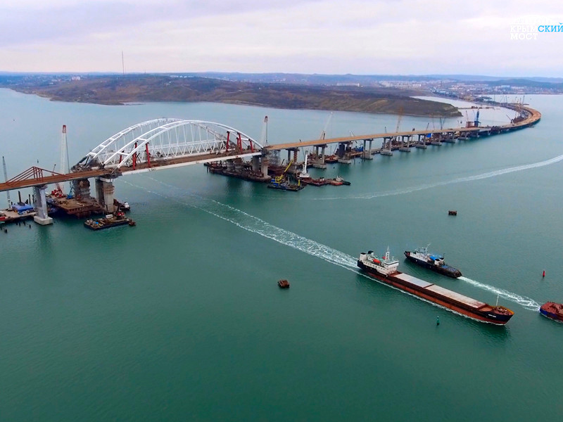 Строители Крымского моста завершили сооружение пролетов под автодорогу