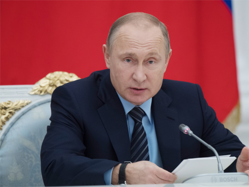 Путин подписал закон о выплатах при рождении первенца