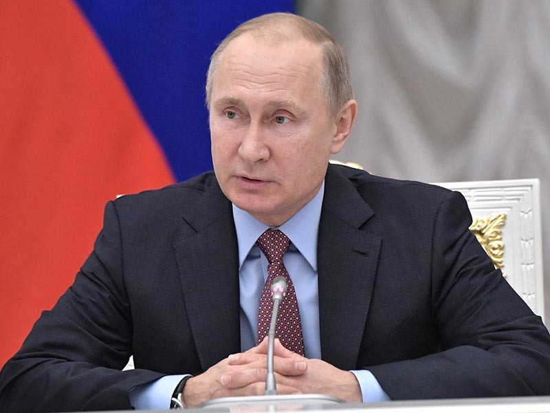 Президент РФ Владимир Путин призвал внимательно проанализировать работу иностранных компаний в соцсетях в период предвыборной кампании в России
