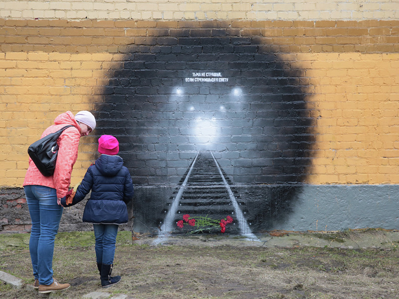 В Санкт-Петербурге недалеко от станции метро "Технологический институт", где взрыв 3 апреля унес жизни 14 человек, неизвестные закрасили граффити, посвященное жертвам теракта