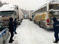Огромные пробки из-за снегопада на трассе М-5 около Челябинска возникли накануне