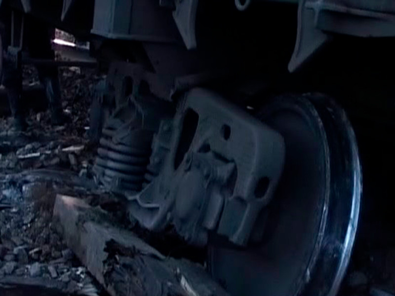 В Забайкалье 16 вагонов грузового поезда сошли с рельсов