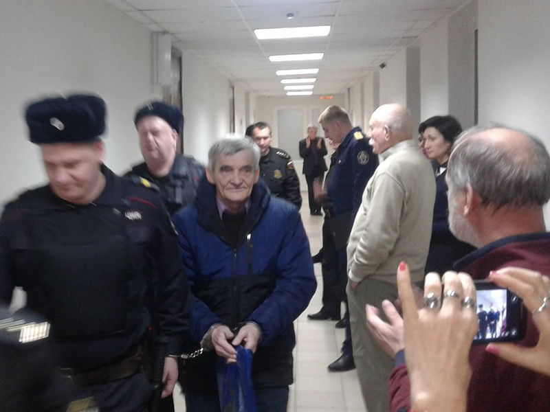 Председатель карельского "Мемориала", историк Юрий Дмитриев в четверг в сопровождении трех мужчин в гражданской одежде прилетел в Москву