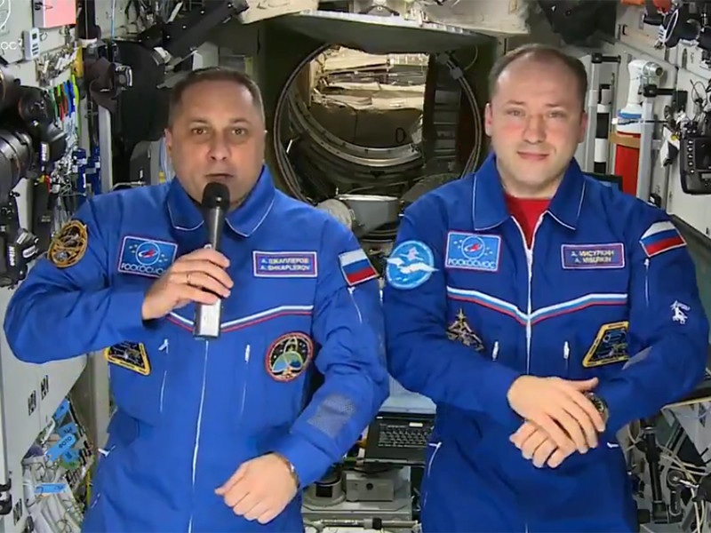 Российские космонавты на МКС Александр Мисуркин и Антон Шкаплеров поздравили землян с Новым годом