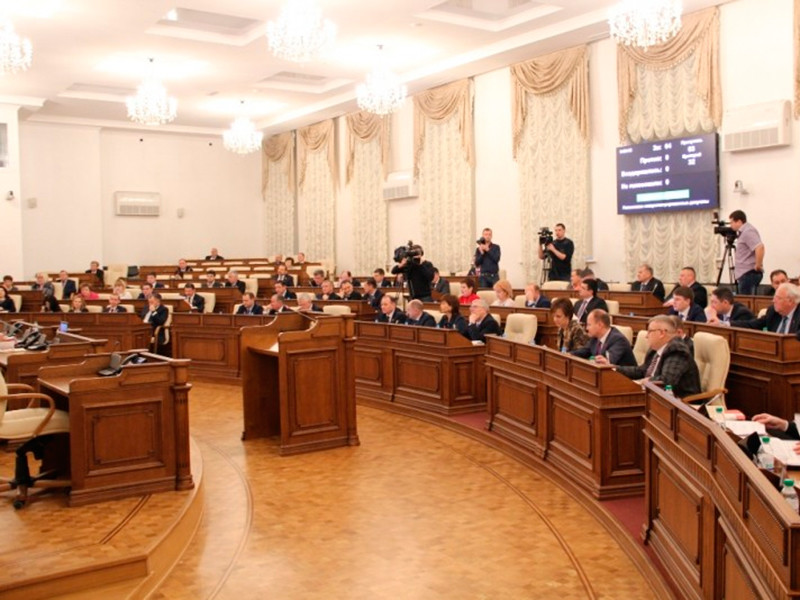 Алтайские депутаты запретили СМИ-иноагентам посещать их заседания, где они и так не появлялись