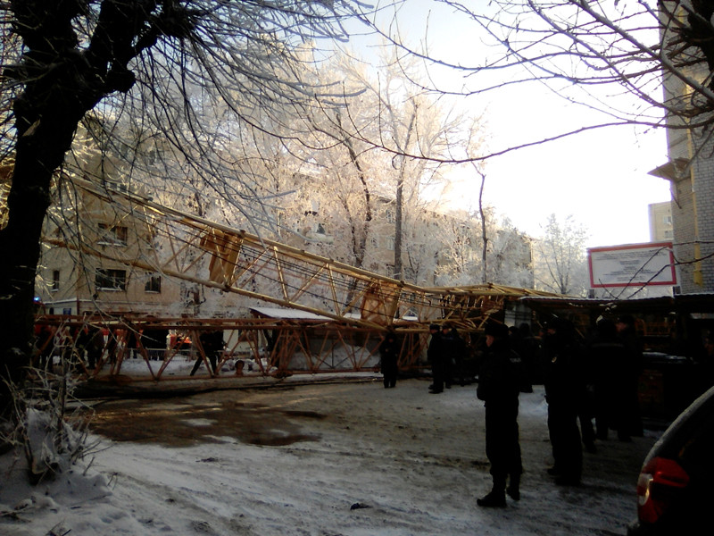 Один человек погиб и два получили травмы в результате падения строительного крана на жилой дом в Кирове