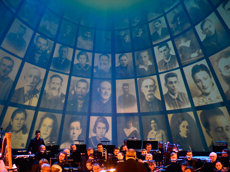 В российских городах вспоминают жертв Холокоста: в память о миллионах погибших устраивают концерты и выставки
