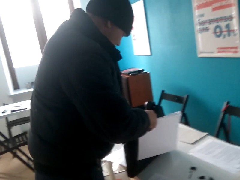Полиция обыскала штаб Навального в Тюмени, изъяла листовки и задержала волонтера
