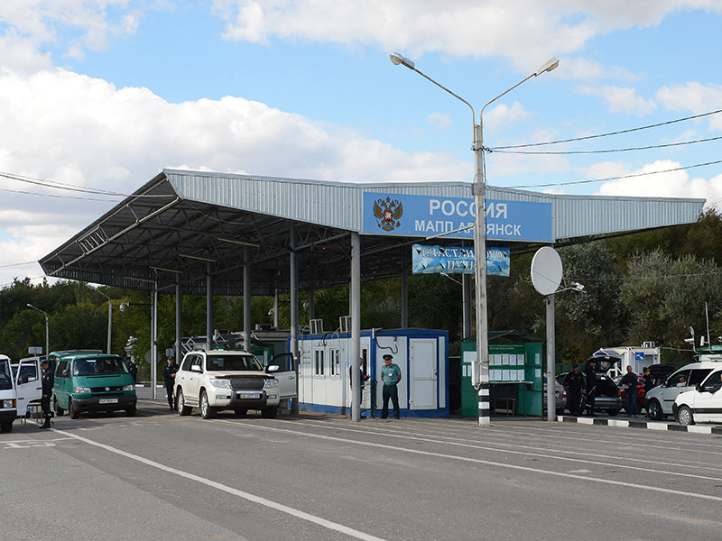 Российские пограничники задержали в Крыму украинца, которого разыскивали с октября 2017 года по подозрению в надругательстве над флагом и гербом России. Задержанному грозит до года тюрьмы