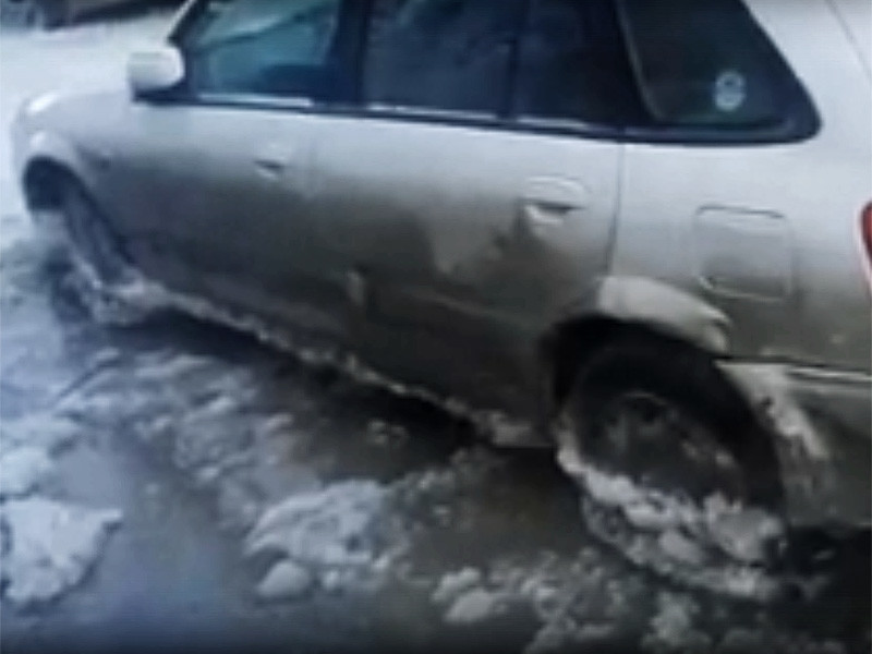 В Омске коммунальщикам пришлось отогревать машины, вмерзшие в лед, который образовался из-за аварии на водопроводе. Инцидент произошел накануне, 22 января