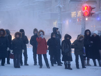 Местные жители на одной из улиц города Якутска. Температура опустилась до отметки минус 47 градусов по Цельсию. 17 января 2017 года