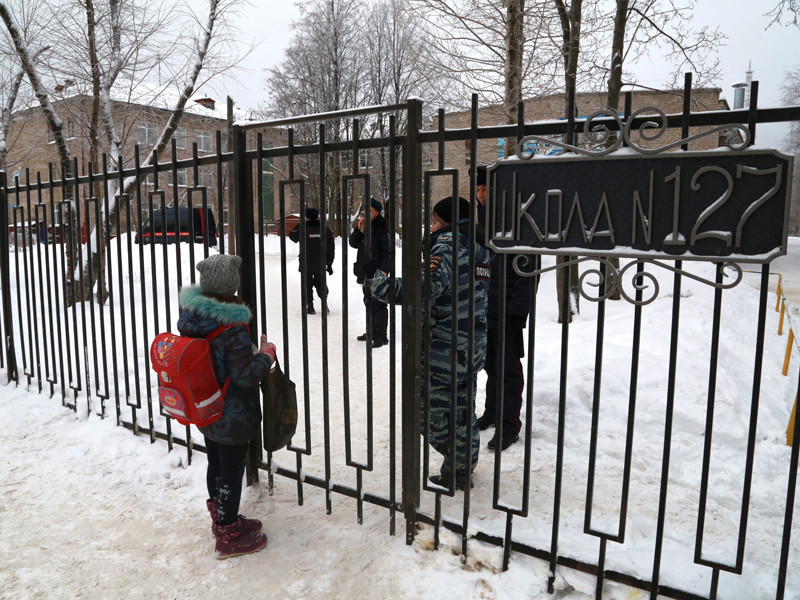 ЧП в пермской школе N127 в Мотовилихинском районе города произошло в понедельник утром, 15 января. Изначально СМИ сообщили, что на школу напали неизвестные, но затем выяснилось, что в учебном учреждении произошел конфликт между учениками