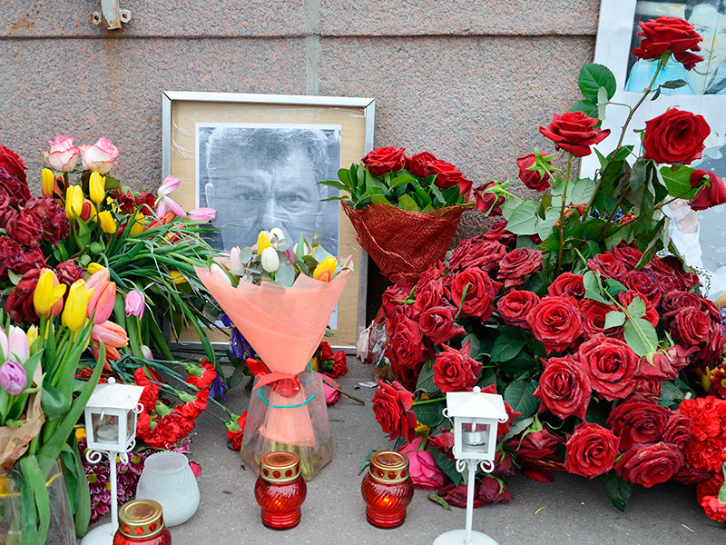Коммунальщики забрали цветы и личные вещи активистов, дежуривших у мемориала "Немцов мост"