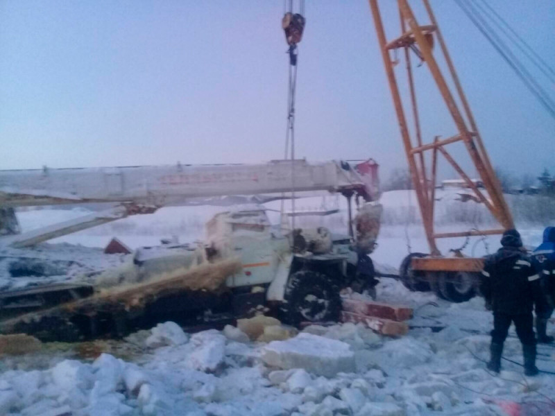 Иркутские спасатели подняли со дна реки Лены автокран, провалившийся на пару с бензовозом в Киренском районе в ночь на 11 января