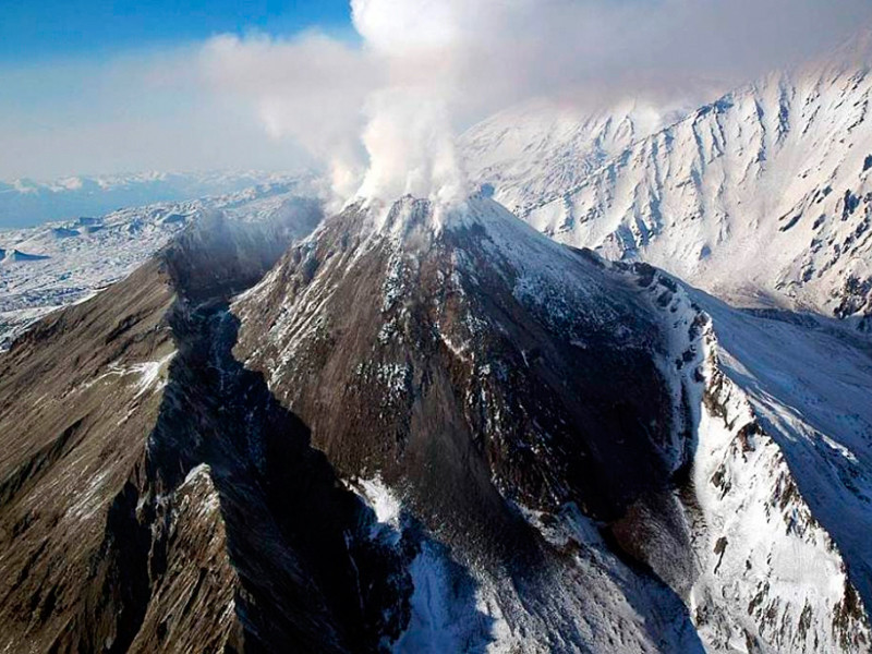Вулкан Ключевской на Камчатке выбросил пепел на высоту более 5 км